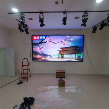 辽宁省鞍山市某新媒体公司 | 全彩LED，P2.5，显示屏。安装方式采用钢结构包边。